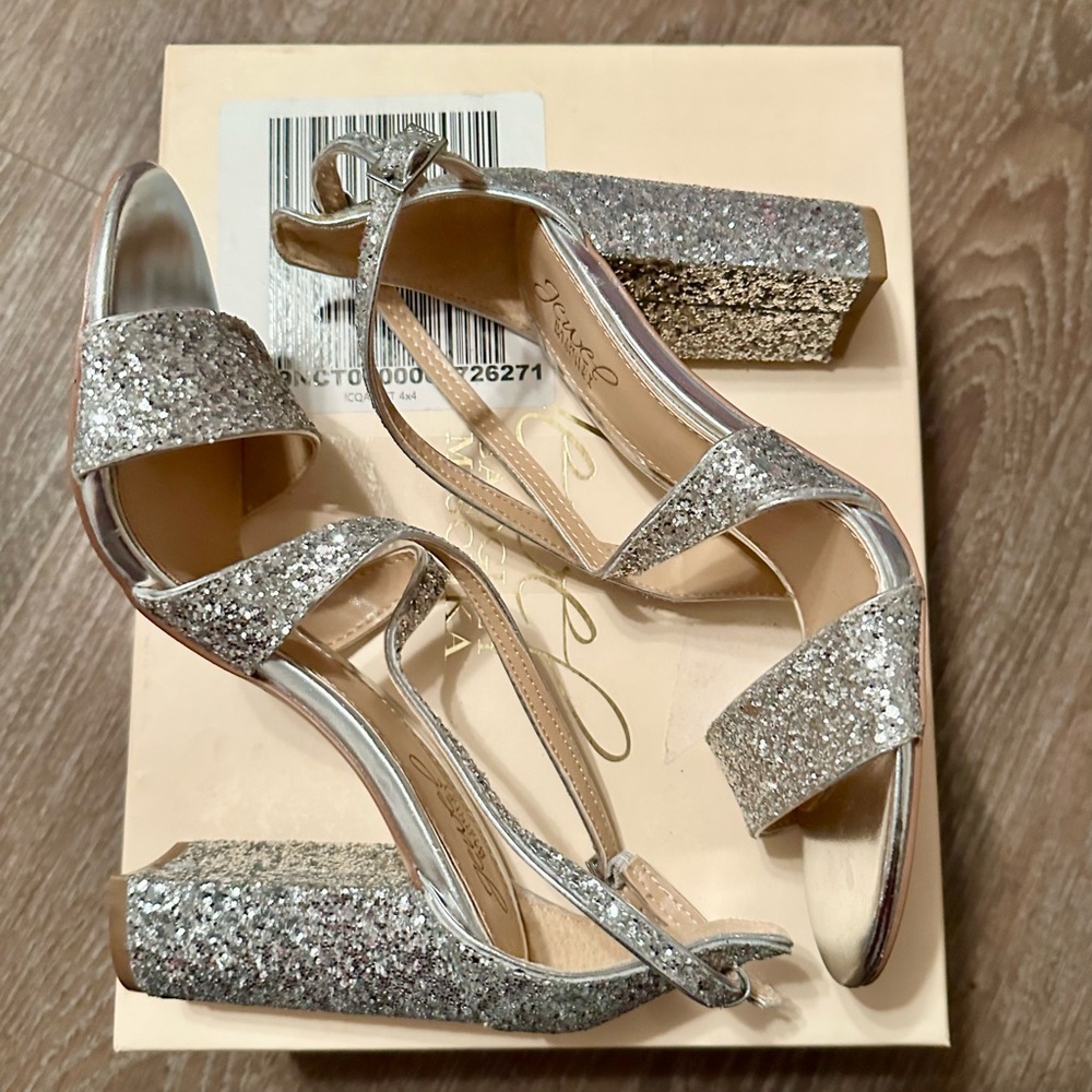 Jewel
BADGLEY MISCHKA
Cook Metallic Glitter Heels Formal Shoes size 7.5 7 1/2 - Picture 8 of 12